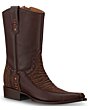 Botas vaqueras de tacón y punta afilada. Cuenta con cortes en diferentes texturas de piel, pespunte decorativo y azaderas.