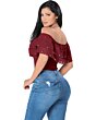 Modelo luciendo jeans de mezclilla stretch con rasgadura de moda en bolsa trasera