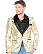 Hombre joven con barva rala luciendo saco color crema con oro y camisa color negro.