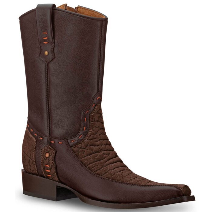 Botas vaqueras de tacón y punta afilada. Cuenta con cortes en diferentes texturas de piel, pespunte decorativo y azaderas.