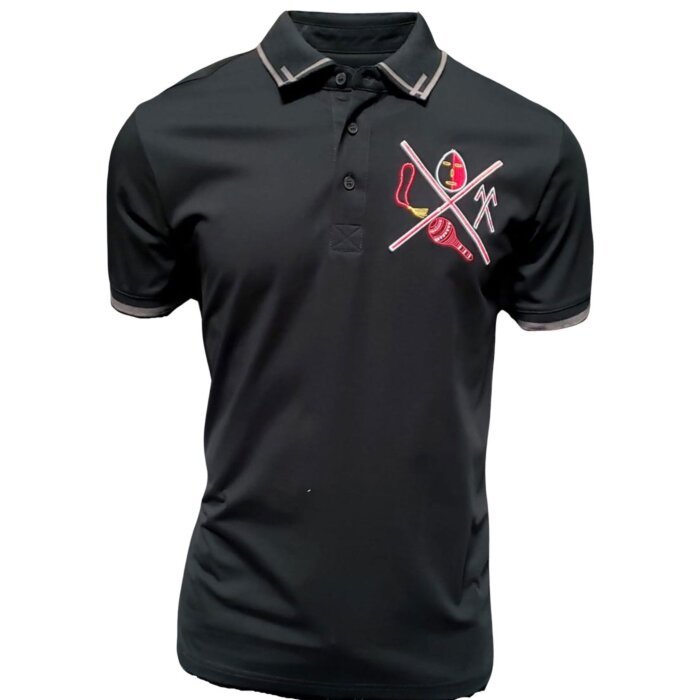 Camisa polo negra para caballero con un distintivo bordado tribal de armas cruzadas, confeccionada en una mezcla transpirable de algodón y poliéster por Montero.