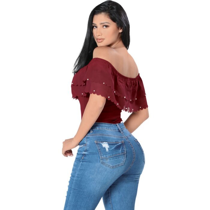 Modelo luciendo jeans de mezclilla stretch con rasgadura de moda en bolsa trasera