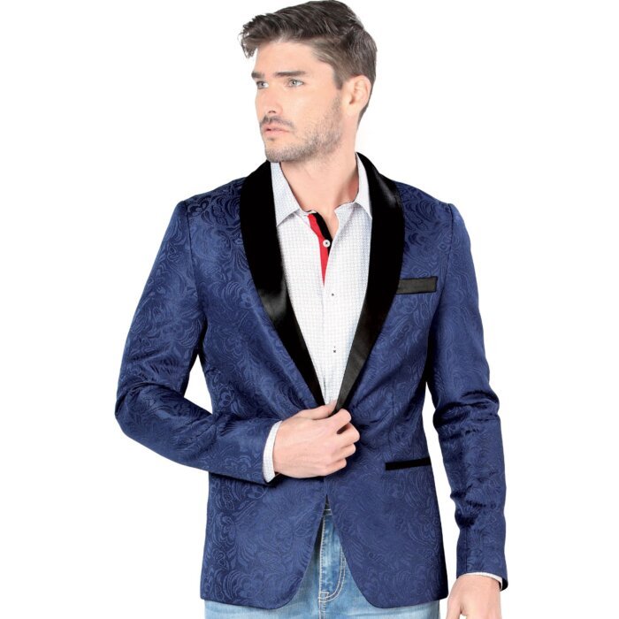 Hombre joven con barva rala luciendo saco color navy y camisa color blanco.
