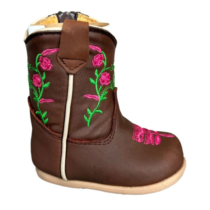 Botitas Vaqueras para Bebé en Piel Grasso Café con Bordado Floral en Rosa y Verde, Cierre Lateral, Plantilla de Piel Acolchada y Suela Sintética.