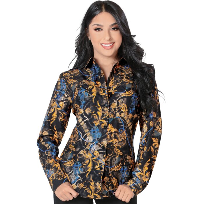 Mujer Latina de frente luciendo blus vaquera estampada color negro.