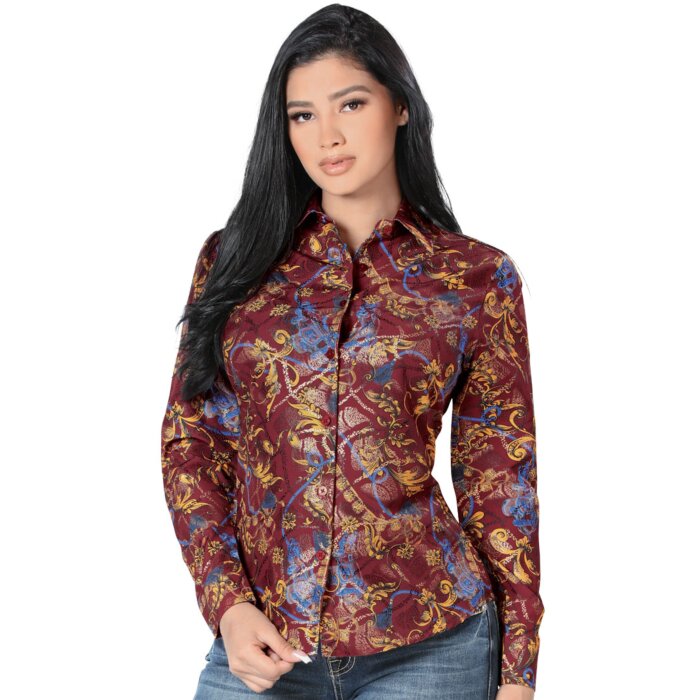 Mujer Latina de frente luciendo blus vaquera estampada color vino.