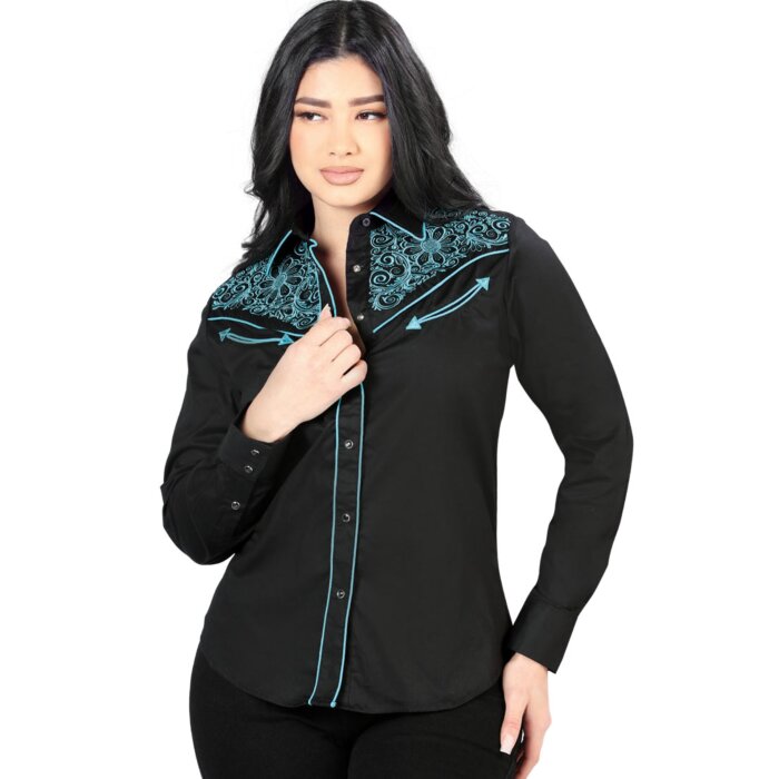 Mujer de pelo negro luciendo blusa vaquera color negro con bordado teal en el frente, botonadura de broche.