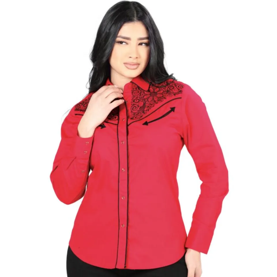 Mujer de pelo negro luciendo blusa vaquera color rojo con bordado negro en el frente, botonadura de broche.