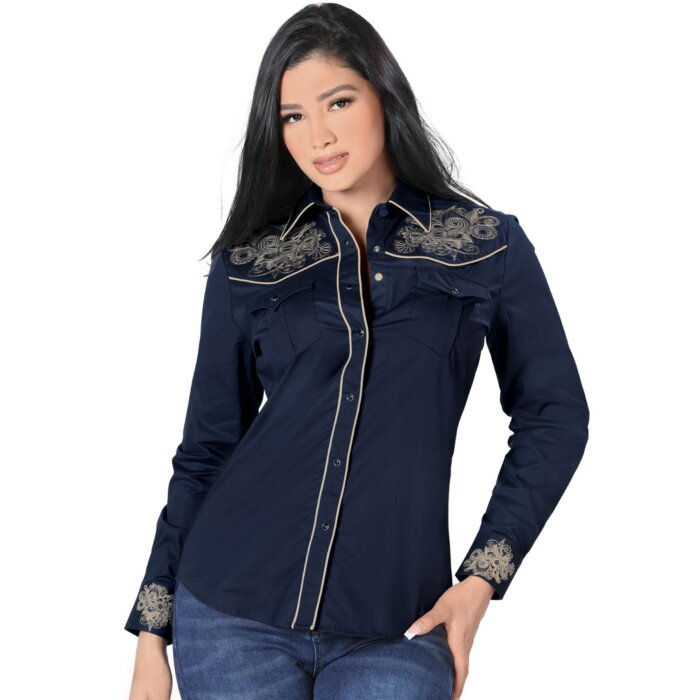 Mujer de pelo negro luciendo blusa vaquera color Navy con bordado y vivos dorados, botonadura de broche.