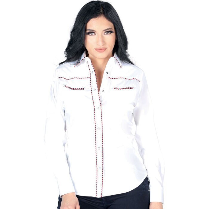 Mujer de pelo negro luciendo blusa vaquera color blanco con vivos soga multicolor y botonadura de broche.