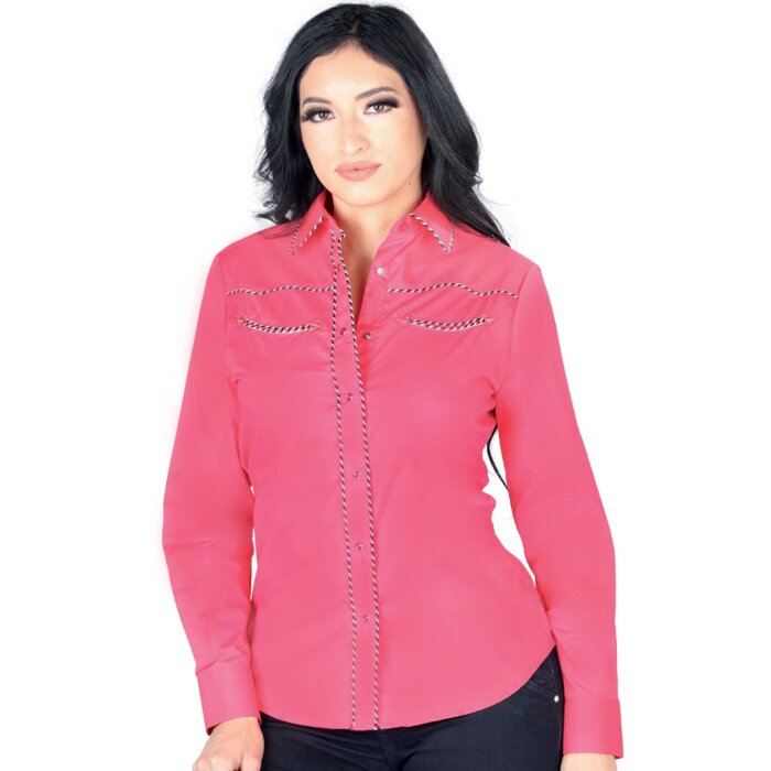 Mujer de pelo negro luciendo blusa vaquera color rosa con vivos soga multicolor.