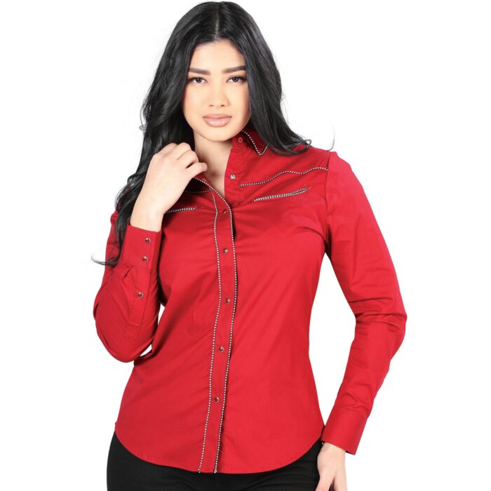 Mujer de pelo negro luciendo blusa vaquera color vino con vivos soga multicolor.