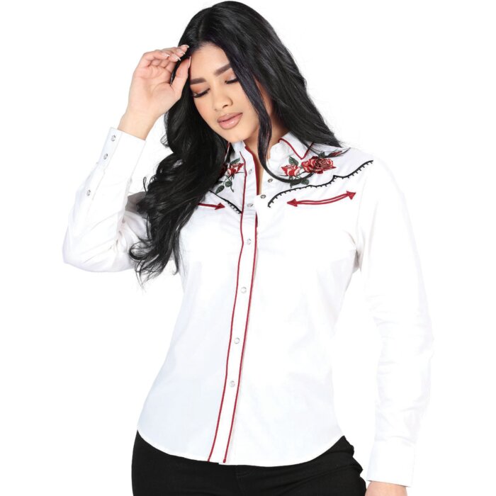 Mujer de pelo negro luciendo blusa vaquera color blanco con vivos rojos y bordado de rosas rojas cerca de los hombros.