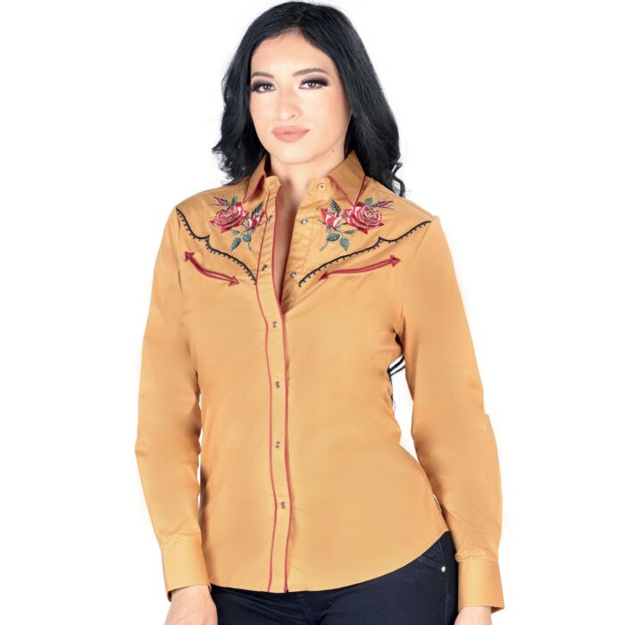 Mujer de pelo negro luciendo blusa vaquera color mostaza con vivos rojos y bordado de rosas rojas cerca de los hombros.