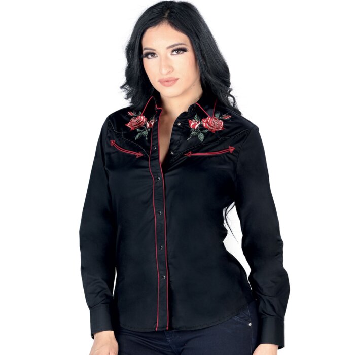 Mujer de pelo negro luciendo blusa vaquera color negro con vivos rojos y bordado de rosas rojas cerca de los hombros.