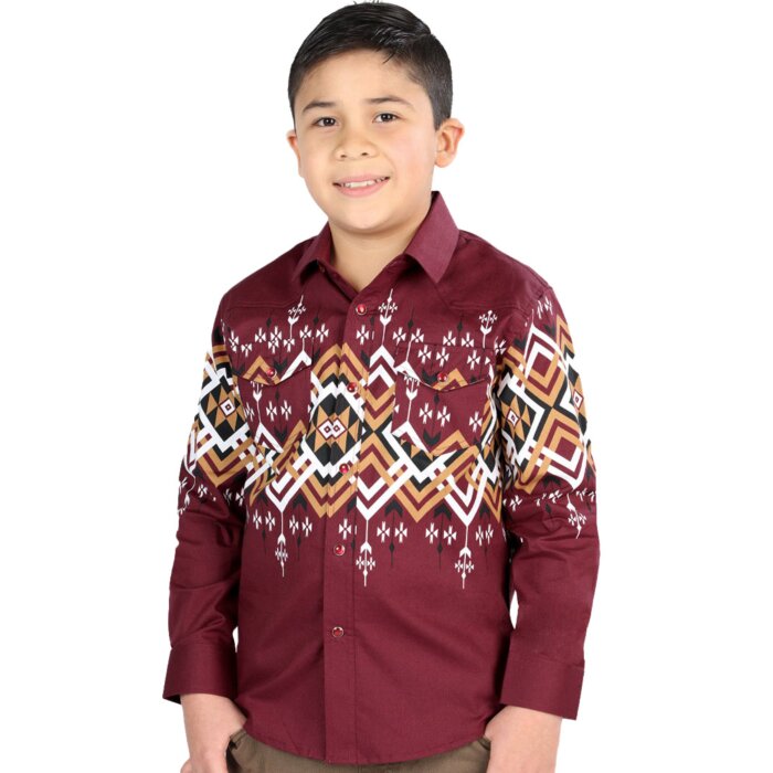 Niño usando una camisa Western en color vino con patrones geométricos llamativos y cierre de botones de presión, opción para combinar con la versión para hombre.