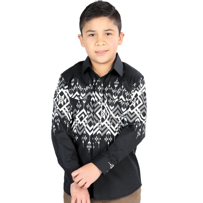Niño usando una camisa vaquera negra con patrones geométricos llamativos y cierre de botones de presión, opción para combinar con la versión para hombre.