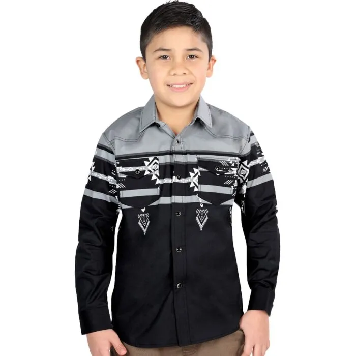 Niño usando una camisa Western tribal en gris y negro con botones de presión y opción para combinar con la versión para hombre.