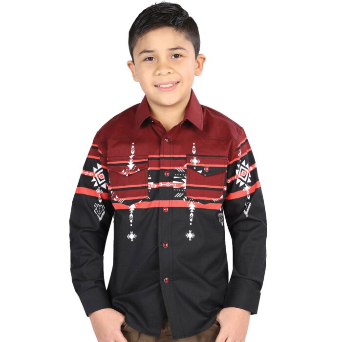 Niño usando una camisa Western tribal en color vino y negro con patrones audaces y opción para combinar con la versión para hombre.