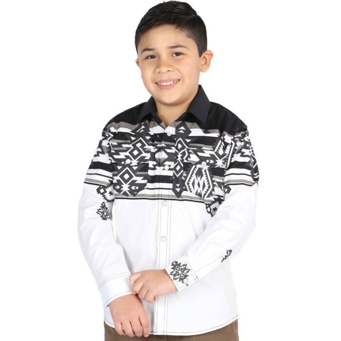 Niño usando una camisa vaquera negra y blanca con patrones tribales llamativos y cierre de botones de presión, opción combinada para hombres.