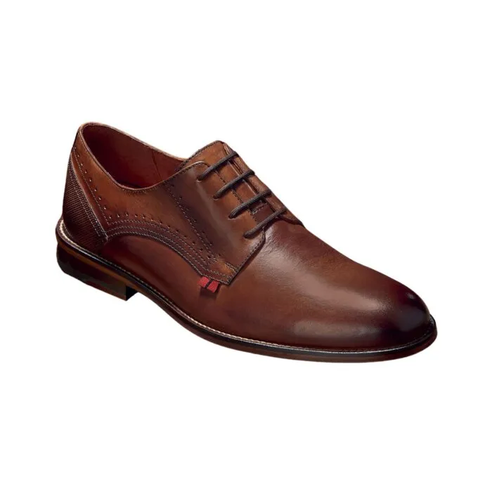Zapatos de vestir en piel café oscuro para hombre, con diseño envejecido artesanal, cordones elegantes y costuras finas.