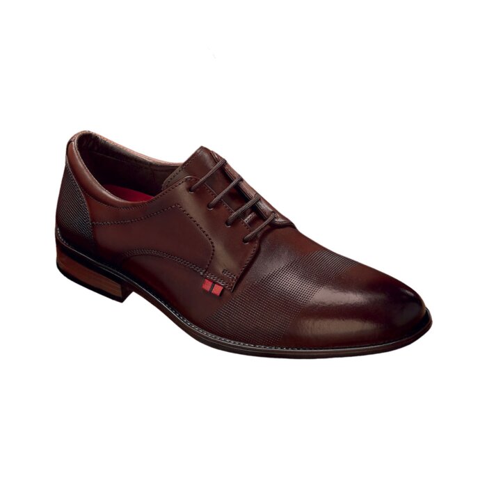 Men’s brown leather Oxford dress shoes with a sleek, perforated toe cap and stylish detailing, perfect for formal and business occasions.