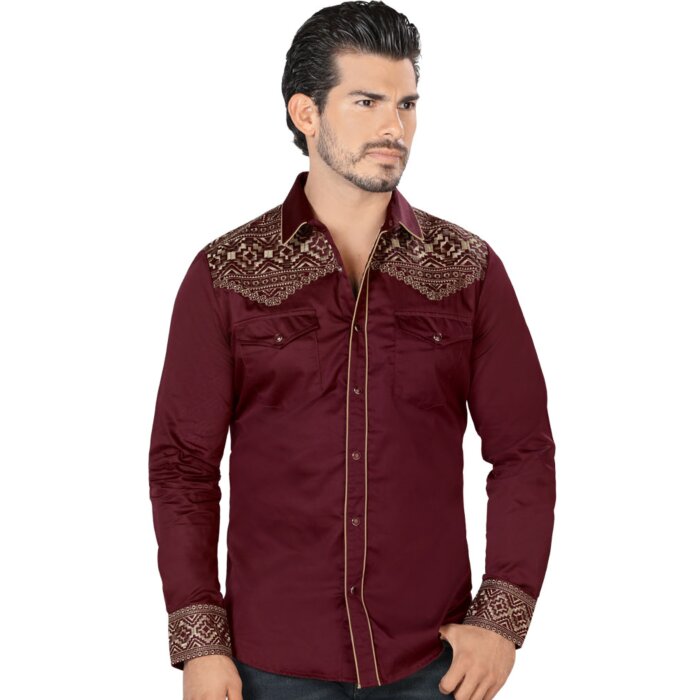 Hombre joven luciendo camisa color vino con mordados en hombros y puños.