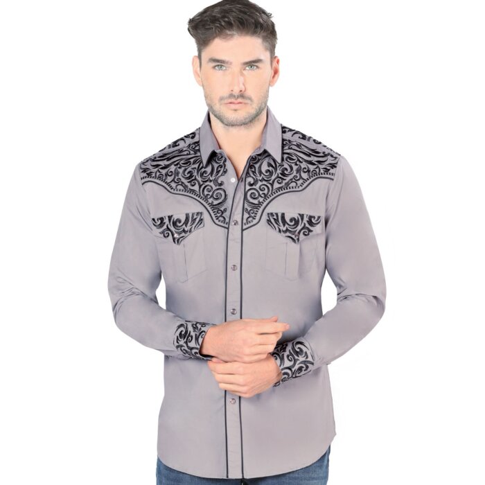 Hombre joven luciendo camisa manga larga color gris con bordado negro.