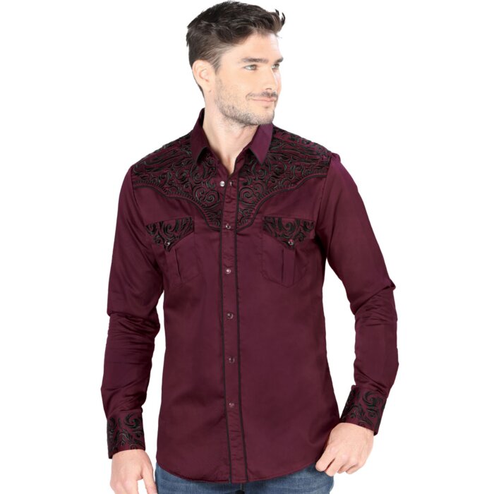 Hombre joven luciendo camisa manga larga color Vino con bordado negro.