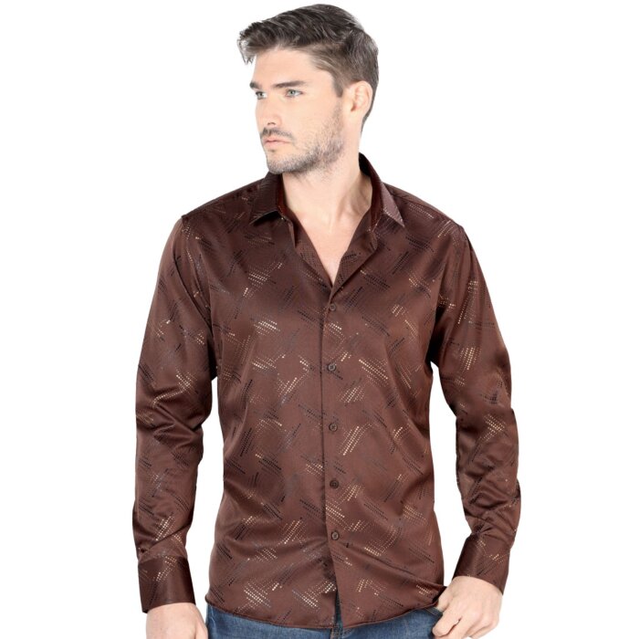 Hombre joven luciendo camisa de moda manga larga café.