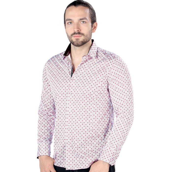 Hombre joven luciendo camisa de moda manga larga blanca.