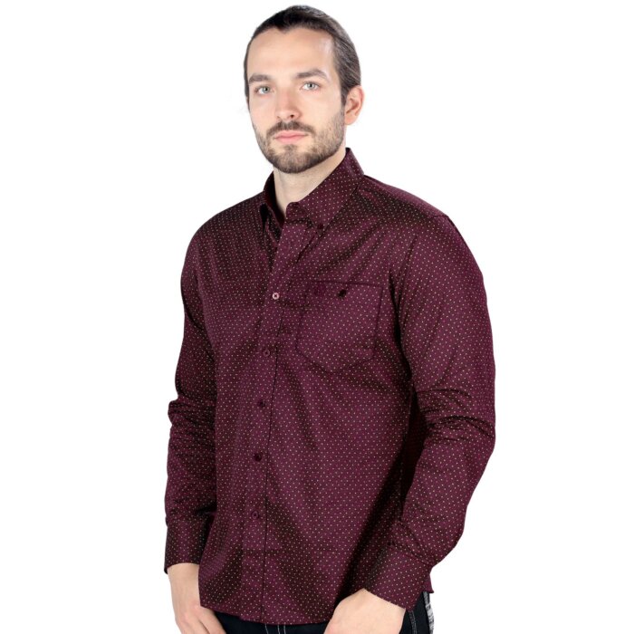 Hombre joven luciendo camisa manga larga color Vino.