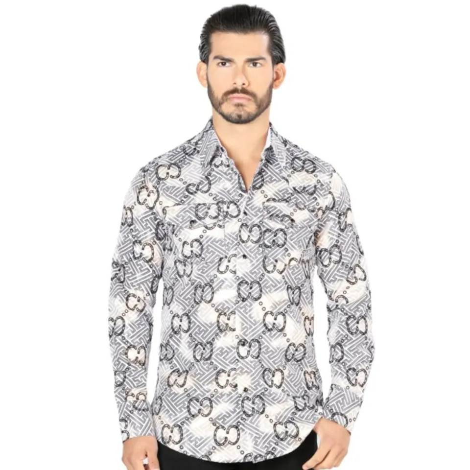 Modelo usando la Camisa con Estampado de Cadenas para Hombre - Lamasini 0102, mostrando un ajuste moderno con un intrincado estampado de cadenas sobre un fondo geométrico.