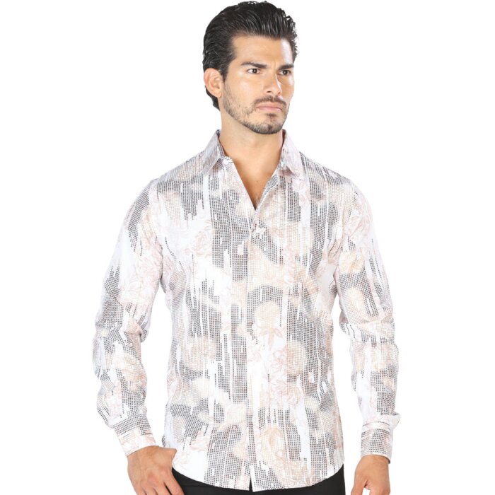 Hombre luciendo camisa de moda en color blanco.