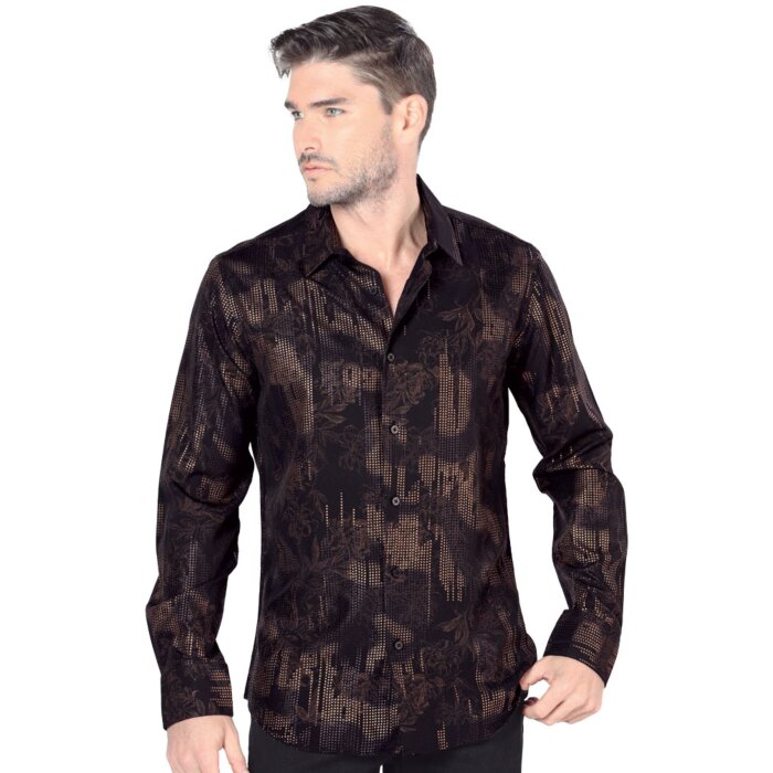 Hombre luciendo camisa de moda en color negro.