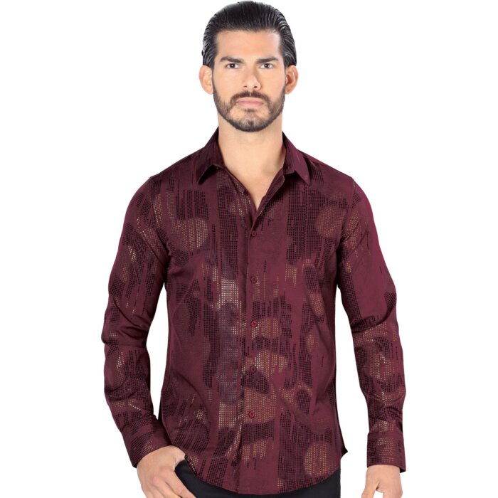 Hombre luciendo camisa de moda en color vino