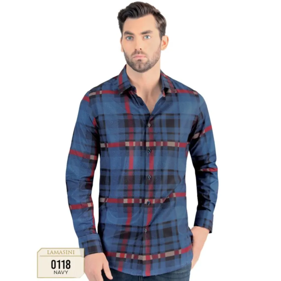 Modelo usando la Camisa de Hombre a Cuadros Azul Marino - Lamasini 0118, versión de manga larga.