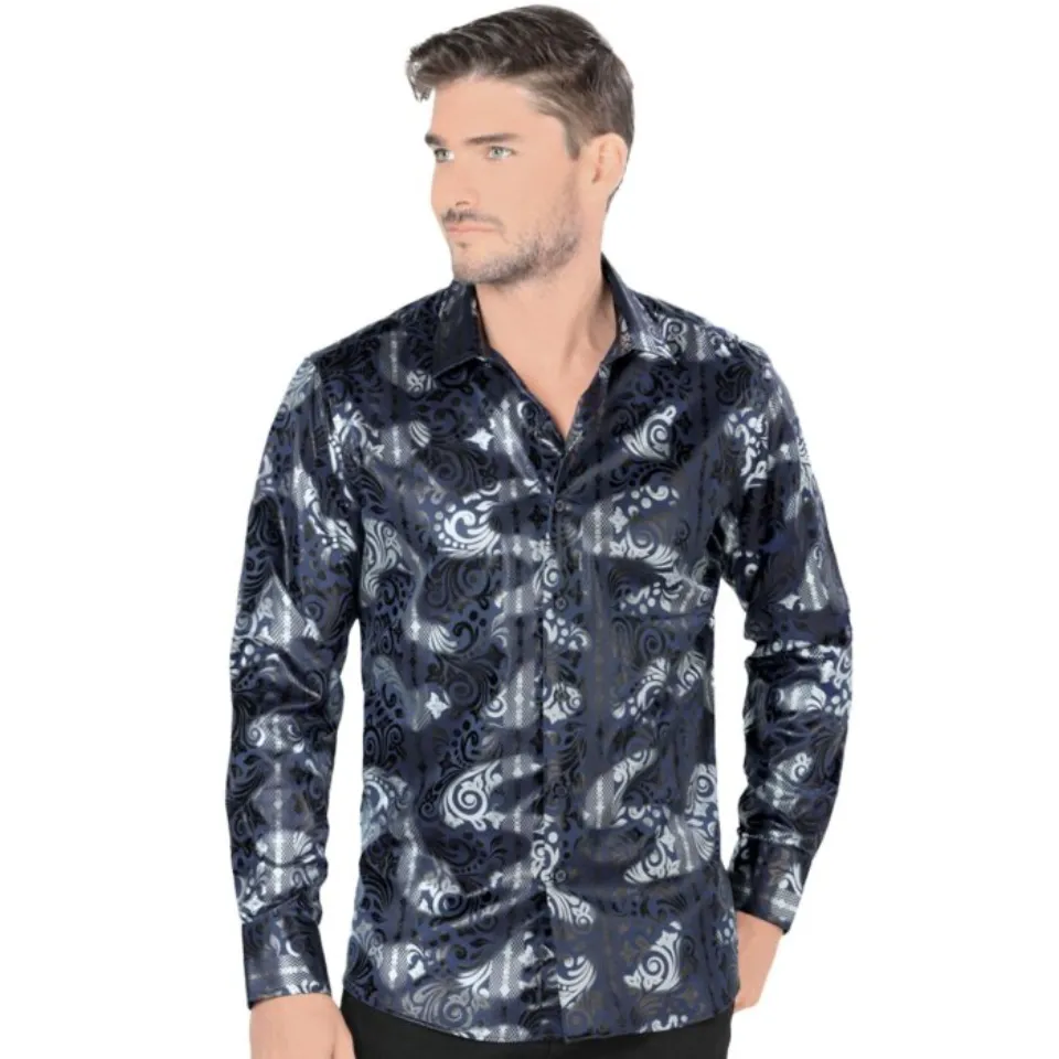 Modelo usando la Camisa con Estampado de Remolinos Florales Azul Marino para Hombre - Lamasini 4451, mostrando un ajuste moderno con un intrincado estampado de remolinos florales en azul marino y plateado.