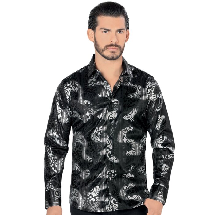 Modelo usando la Camisa con Estampado de Remolinos Florales Negra para Hombre - Lamasini 4451, mostrando un ajuste moderno con un intrincado estampado de remolinos florales en negro y plateado.