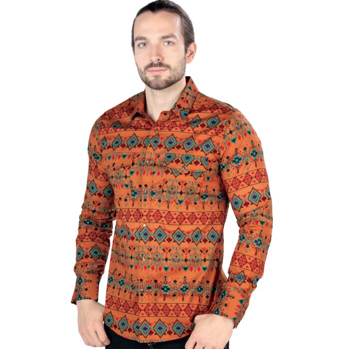 Hombre luciendo camisa en color camel con estampado arte nativo..