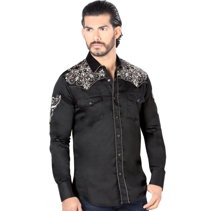 Hombre joven luciendo camisa manga larga bordada color Negro-Khaki.