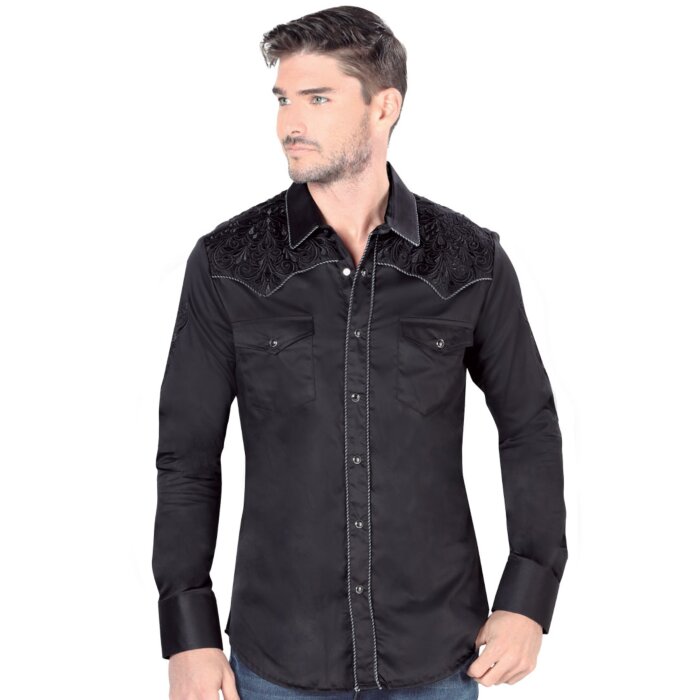 Hombre joven luciendo camisa manga larga bordada color negro.