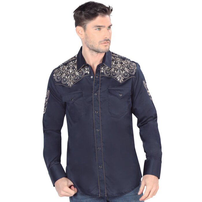 Hombre joven luciendo camisa manga larga bordada color Navy.