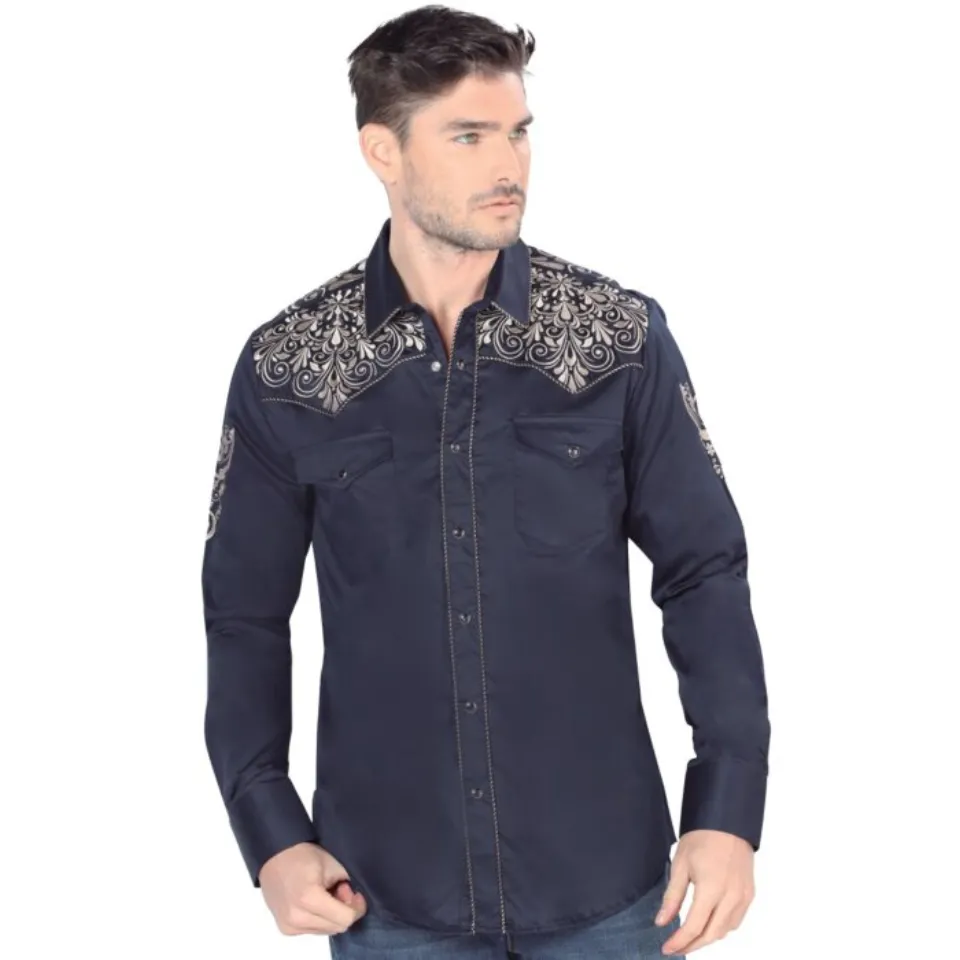 Hombre joven luciendo camisa manga larga bordada color Navy.