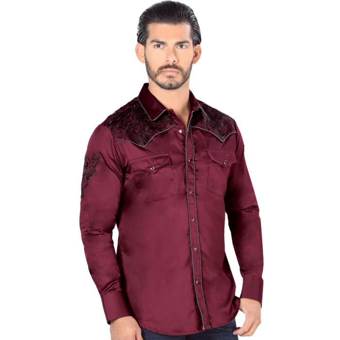 Hombre joven luciendo camisa manga larga bordada color Vino.