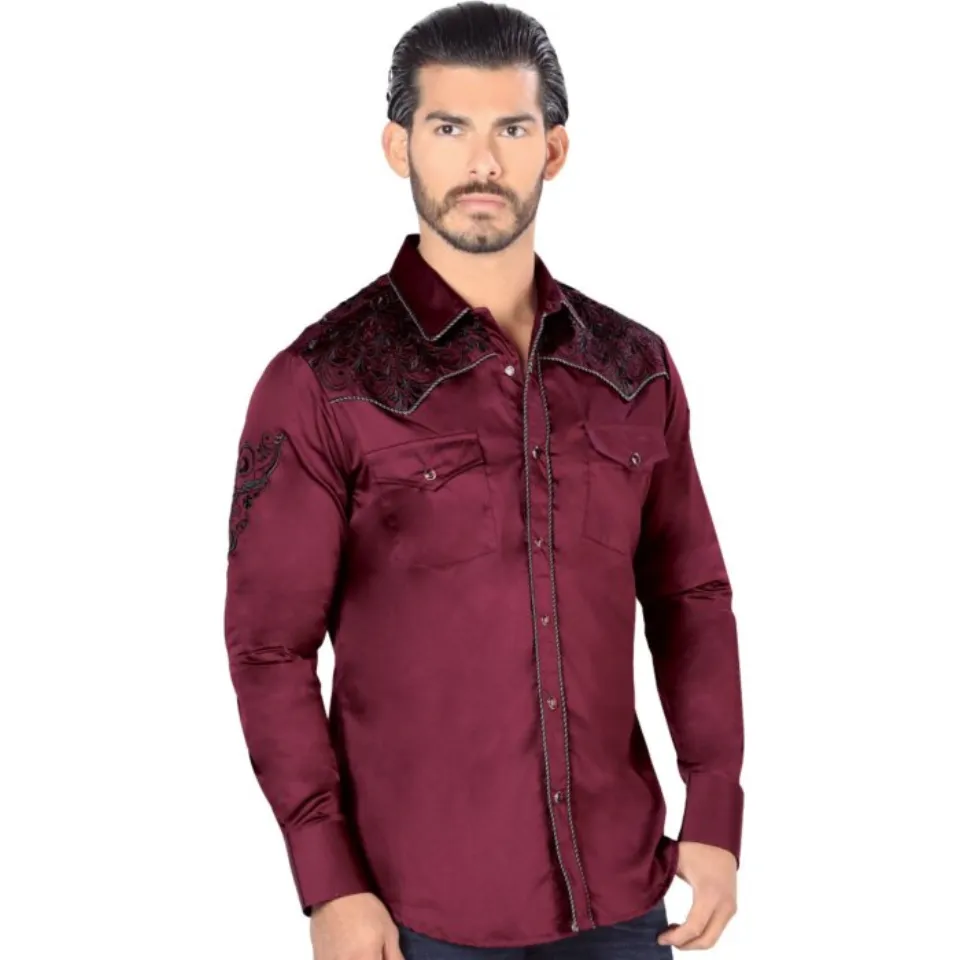 Hombre joven luciendo camisa manga larga bordada color Vino.
