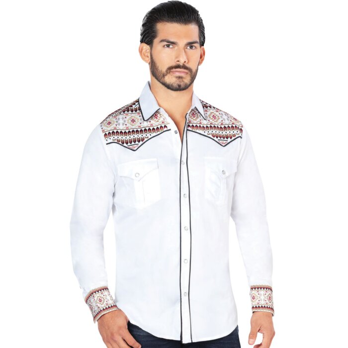 Hombre joven luciendo camisa manga larga bordada color Blanco.