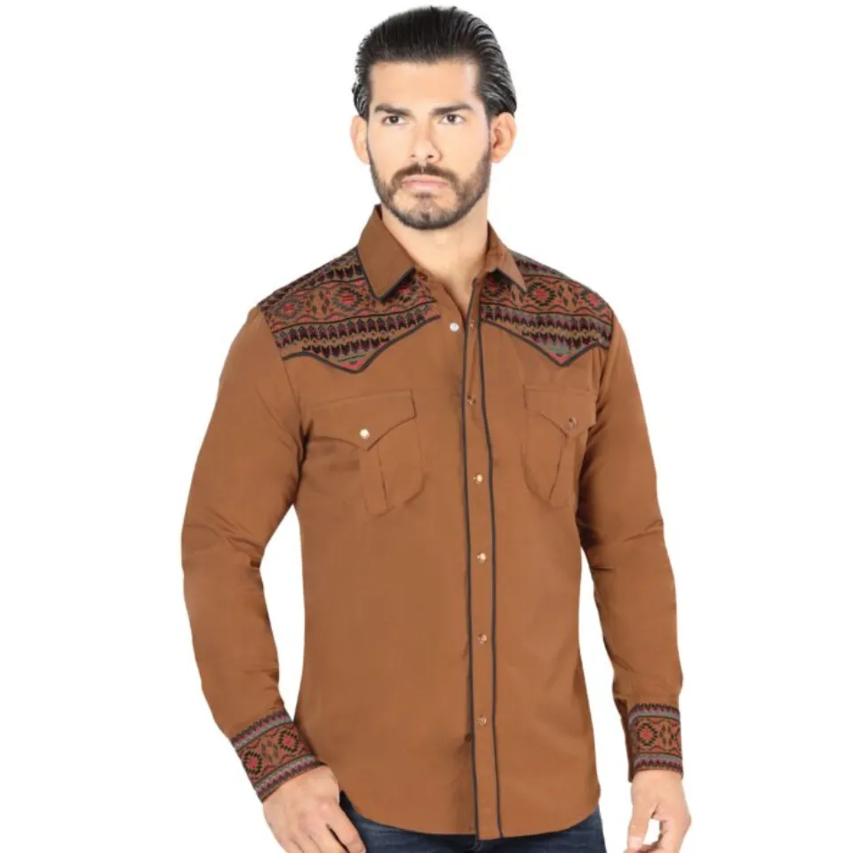 Hombre joven luciendo camisa manga larga bordada color Camel.