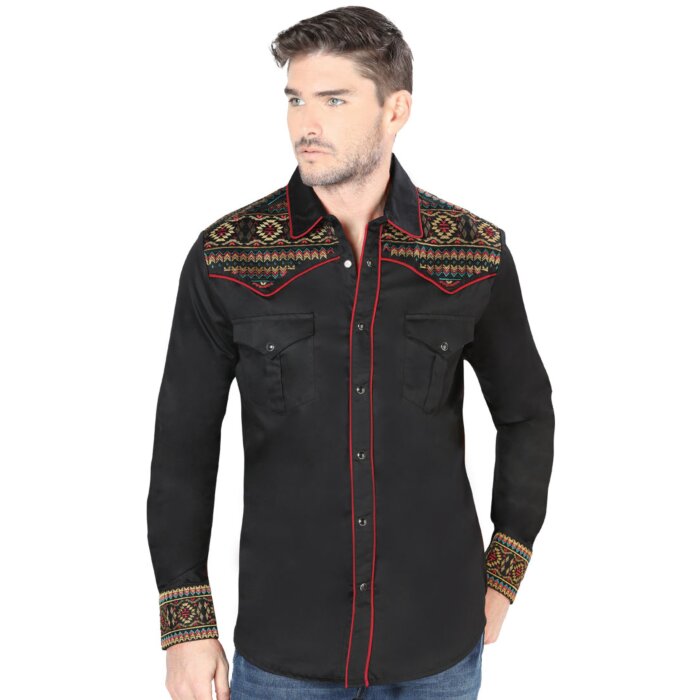 Hombre joven luciendo camisa manga larga bordada color Negro.