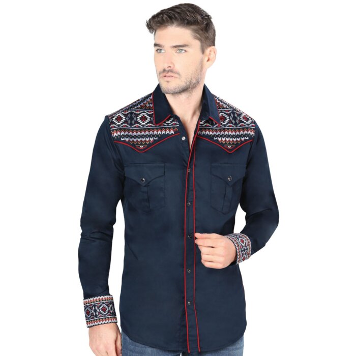 Hombre joven luciendo camisa manga larga bordada color Navy.